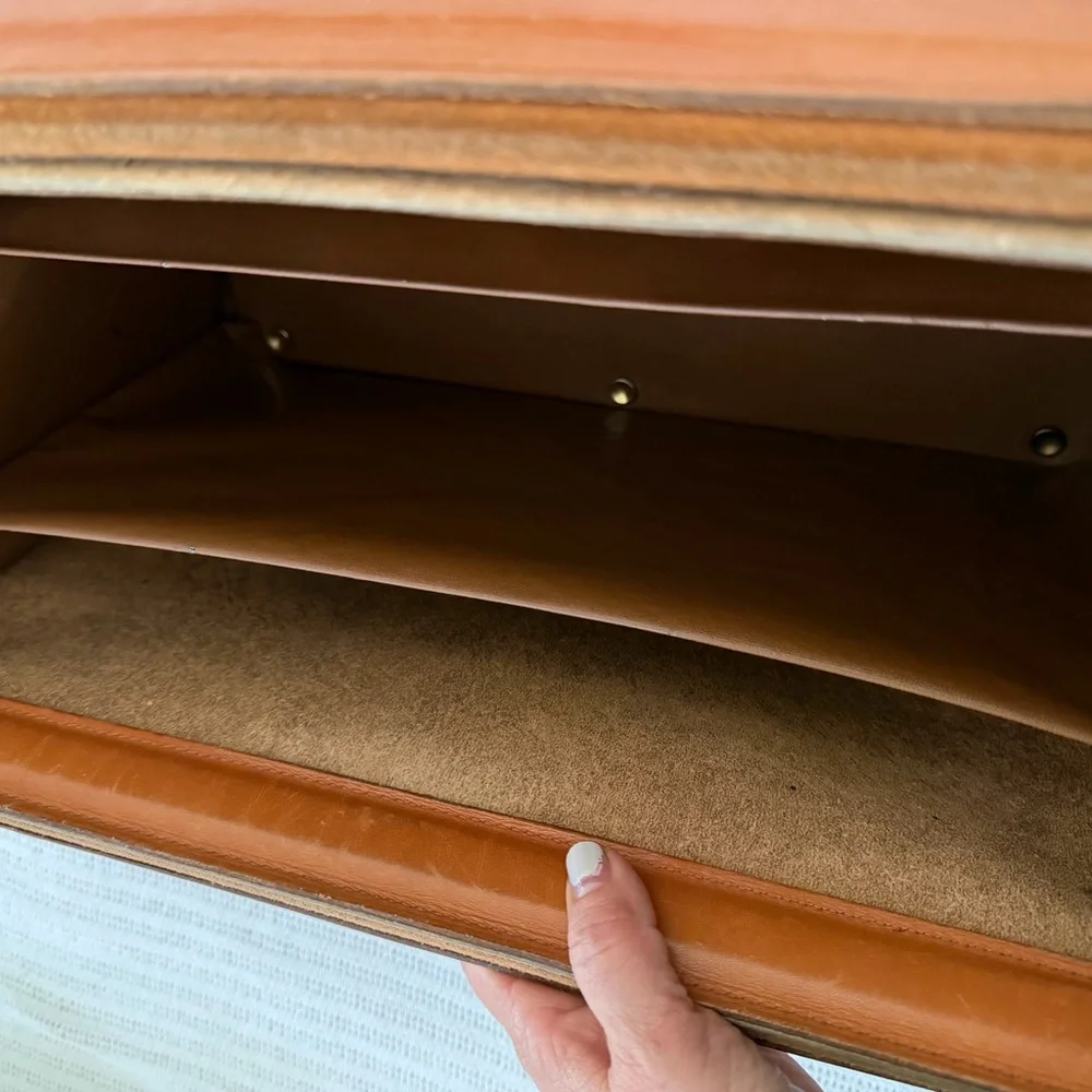 Elegant vintage pegasus Tan Leather suitcase